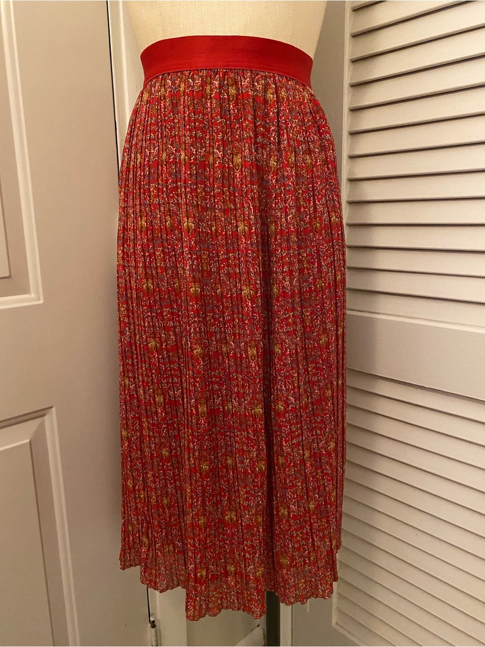 “Beyond Words Co. “ Red Floral Pleated Midi Skirt with Elastic Waistband- Size L